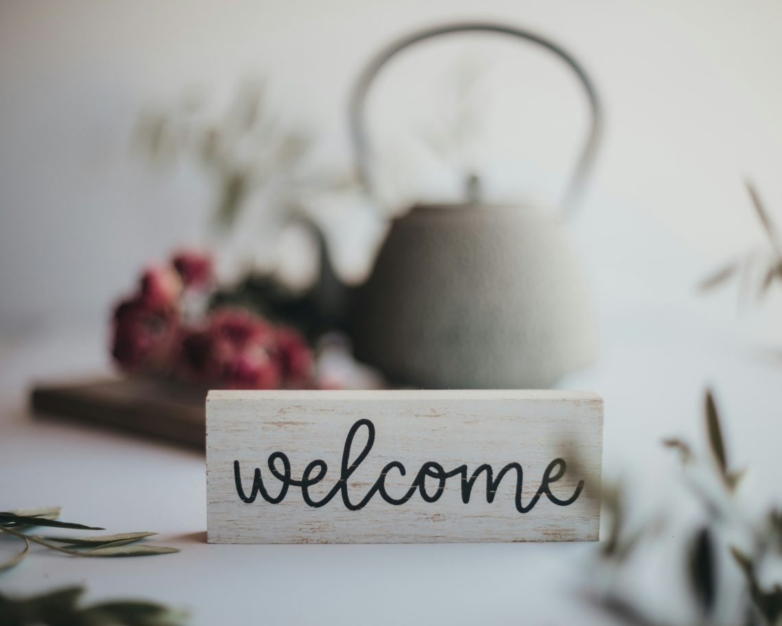 Welcome sign with teapot | https://unsplash.com/@sixteenmilesout
